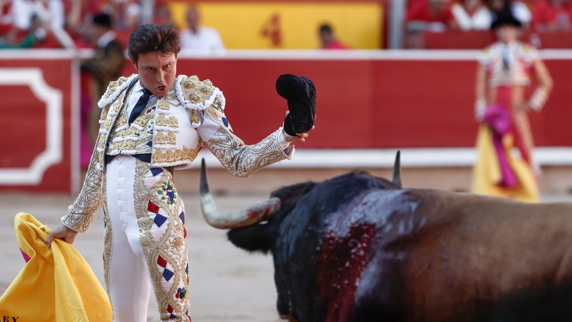 PAMPLONA, 09/07/2025.- El torero Andrés Roca Rey durante la lidia a su primer toro de la tarde en la quinta de abono de la Feria de Toro de los Sanfermines 2025 con toros de la ganadería gaditana de Alvaro Nuñez y en la que comparte cartel con los diestros Morante de la Puebla y Tomás Rufo. EFE/Jesús Diges