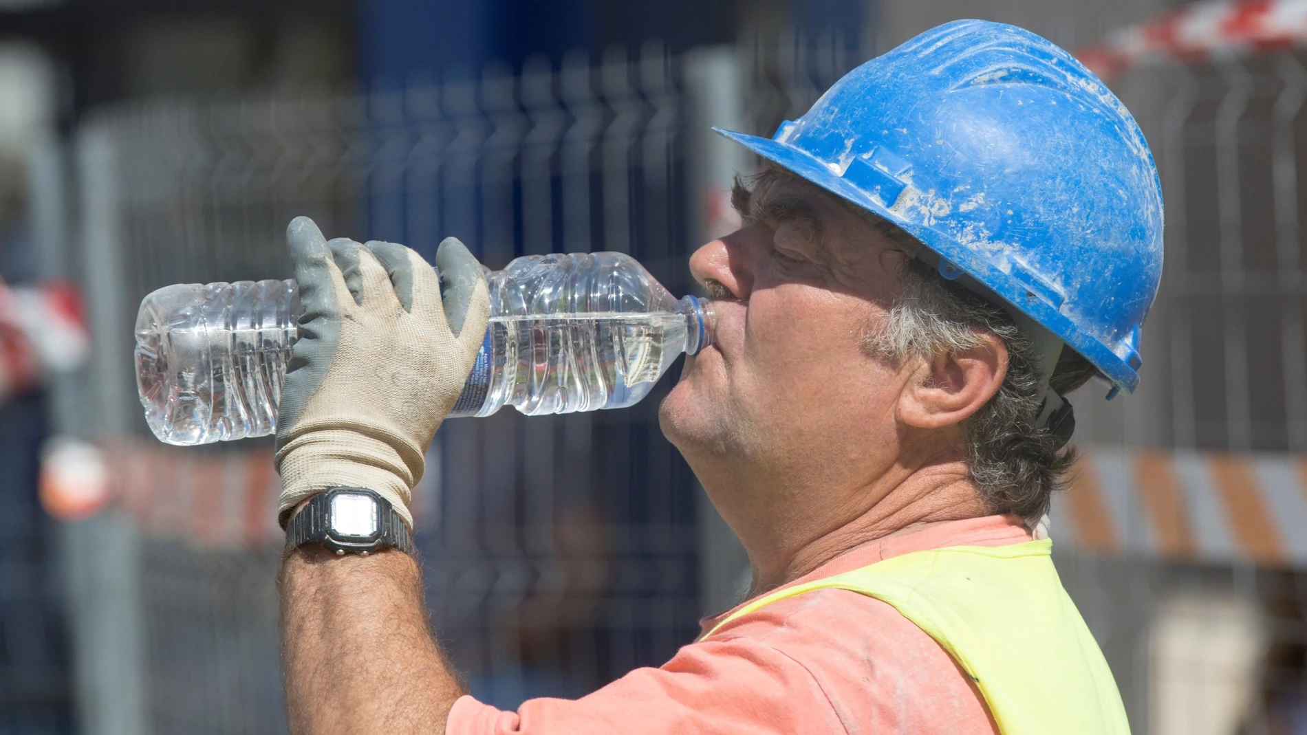 El protocolo incluye adaptar la jornada laboral, medidas contra la deshidratación, uso de vestimenta adecuada y trabajos a la sombra