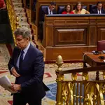 Feijóo se dirige al atril con Pedro Sánchez detrás, en el Pleno del Congreso de los Diputados