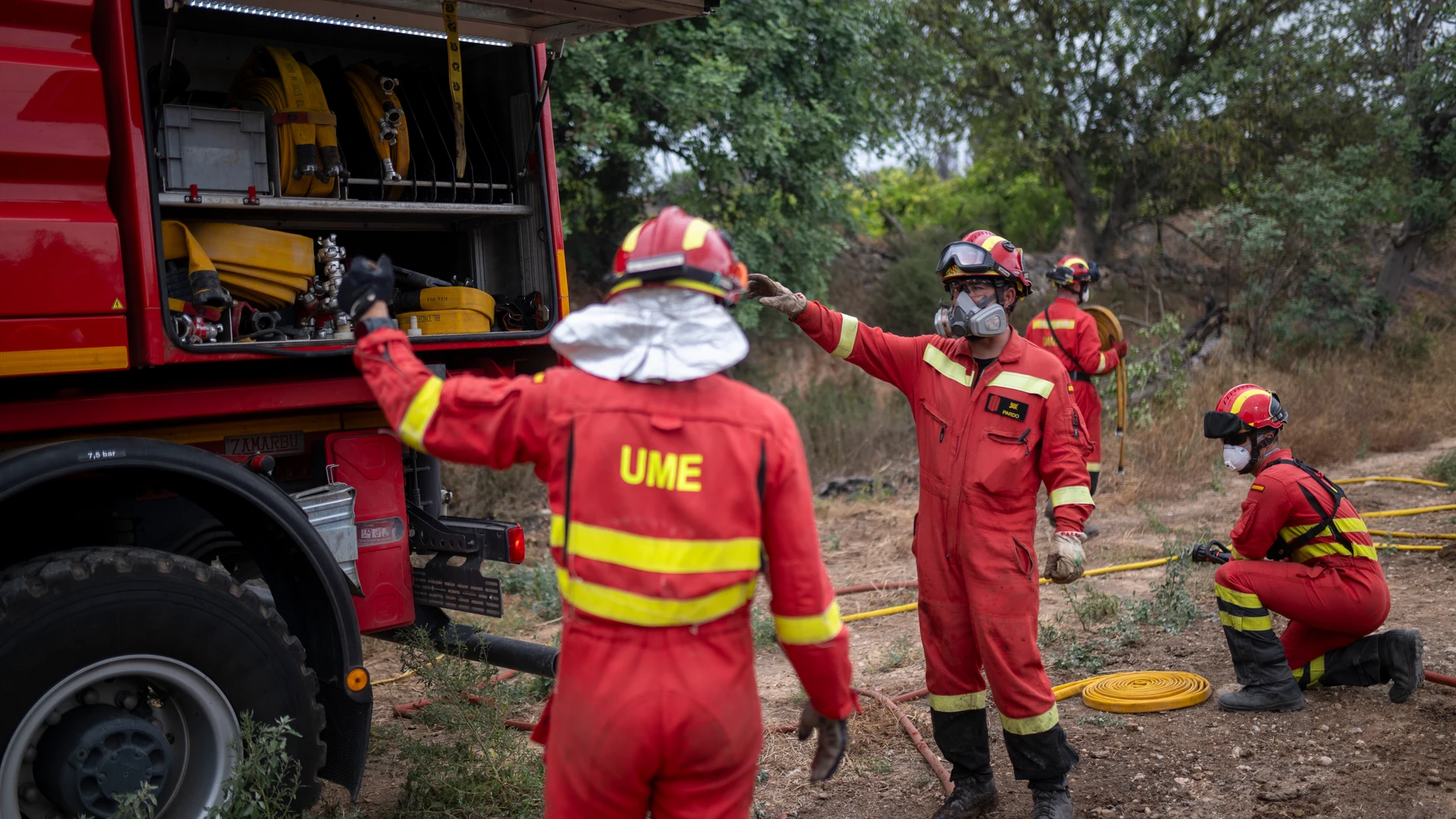 Efectivos de la UME trabajan en una zona afectada por el incendio, a 9 de julio de 2025, en Xerta, Tarragona, Catalunya (España). Los Bombers de la Generalitat han logrado estabilizar el incendio de Paüls (Tarragona), que se inició el pasado lunes, 7 de julio, a mediodía y ya ha quemado 3.321 hectáreas, pero de momento mantendrán un confinamiento "flexible" de la población por motivos de seguridad, ya que su carretera es un punto elevado de medios de extinción. 09 JULIO 2025;BOMBEROS;INCENDI...