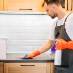 El remedio casero para eliminar la grasa de los muebles de cocina: es económico y efectivo