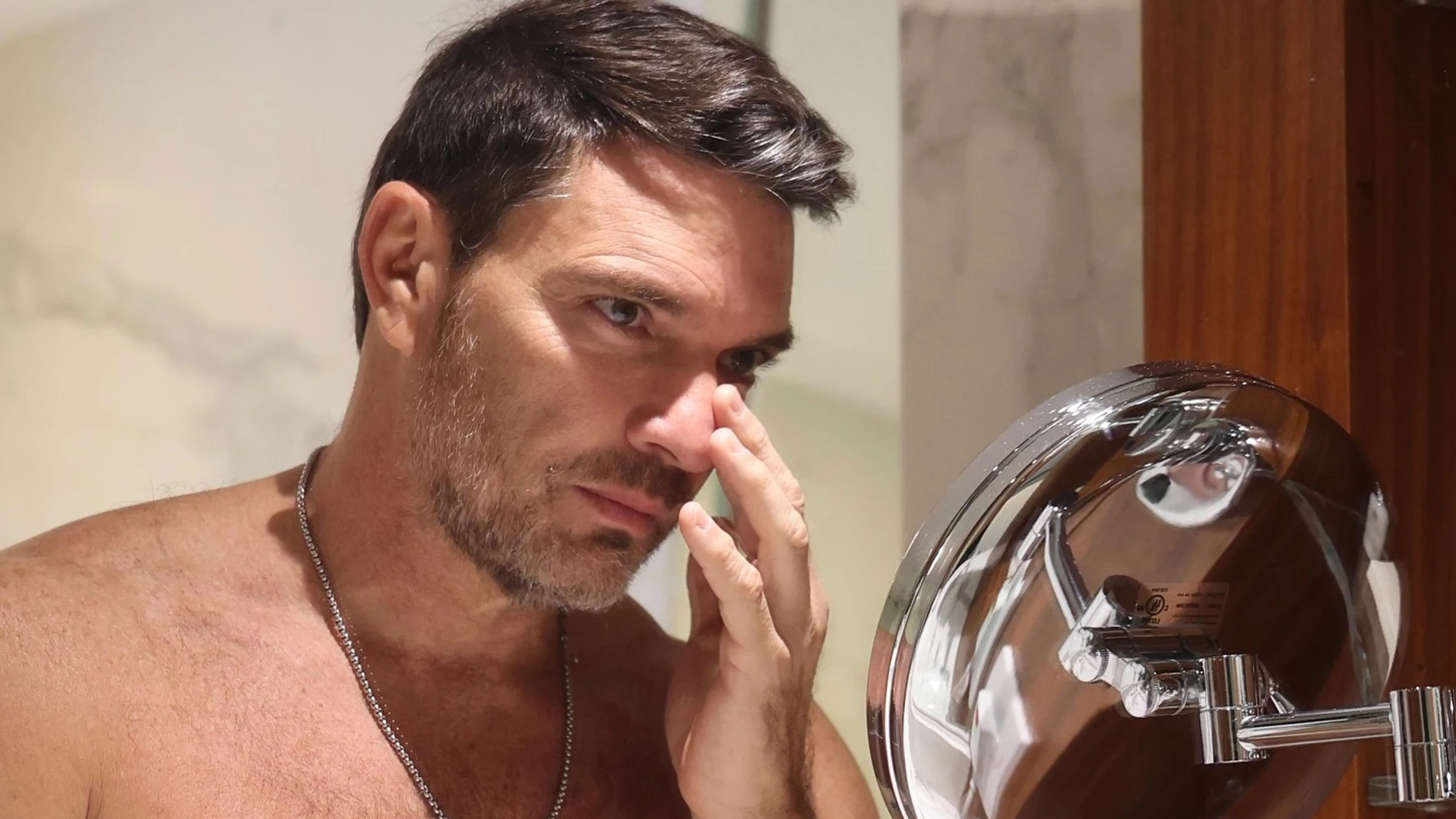 Julián Gil el actor de televisa en mexico interrumpe programa reveló que tenía cáncer de piel