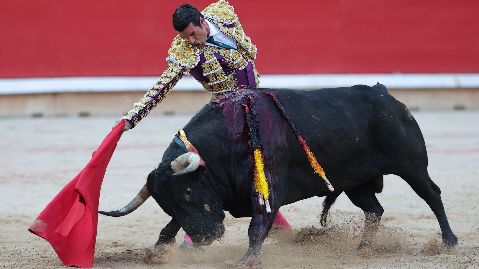 PAMPLONA, 10/07/2025.- El torero Emilio de Justo durante la lidia a su segundo toro de la tarde en la sexta de abono de la Feria de Toro de los Sanfermines 2025 con toros de la ganadería madrileña de Victoriano del Río Cortés y en la que comparte cartel con los diestros Sebastián Castella y Borja Jiménez. EFE/J.P. Urdíroz