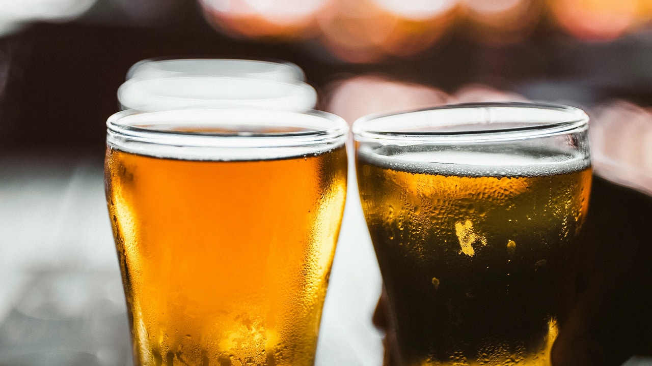 La rotura del primer barril de cerveza da el pistoletazo de salida a la Oktoberfest de Murcia