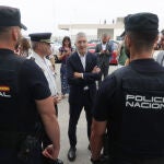 Marlaska visita a los agentes de Polic&iacute;a Nacional y Guardia Civil desplegados en la Operaci&oacute;n Paso del Estrecho en Tarifa