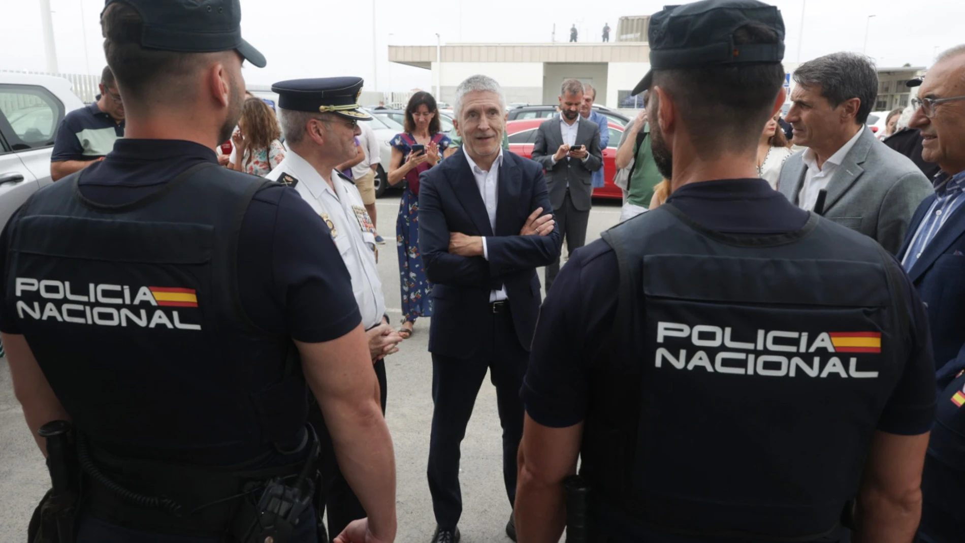 El ministro del Interior, Fernando Grande-Marlaska (c), saluda a los agentes de Policía Nacional y Guardia Civil desplegados en la Operación Paso del Estrecho. A 10 de julio de 2025, en Tarifa, Cádiz (Andalucía, España). El ministro del Interior, Fernando Grande-Marlaska, ha realizado una visita a las instalaciones del Puerto de Tarifa destinadas a la Operación Paso del Estrecho y ha visitado a los agentes de Policía Nacional y Guardia Civil desplegados en el puesto fronterizo, así como al pe...