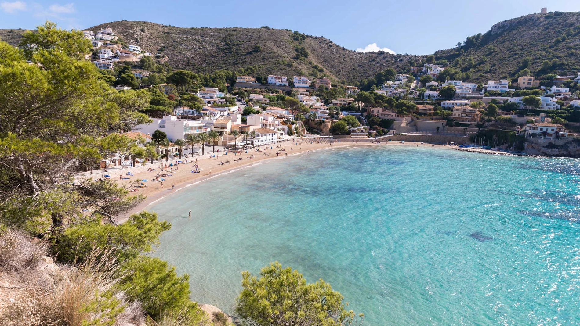 Imagen de archivo de la playa El Portet, en Moraira (Alicante) REMITIDA / HANDOUT por TURISME COMUNITAT VALENCIANA Fotografía remitida a medios de comunicación exclusivamente para ilustrar la noticia a la que hace referencia la imagen, y citando la procedencia de la imagen en la firma 10/07/2025