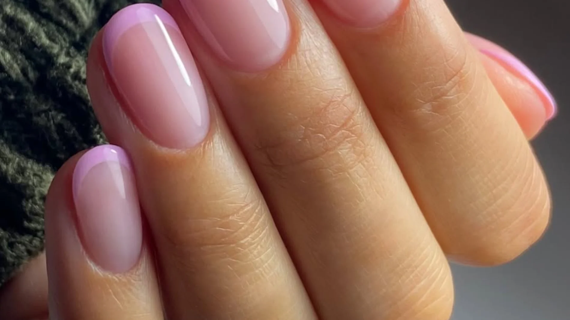 Manicura minimalista media luna rosa