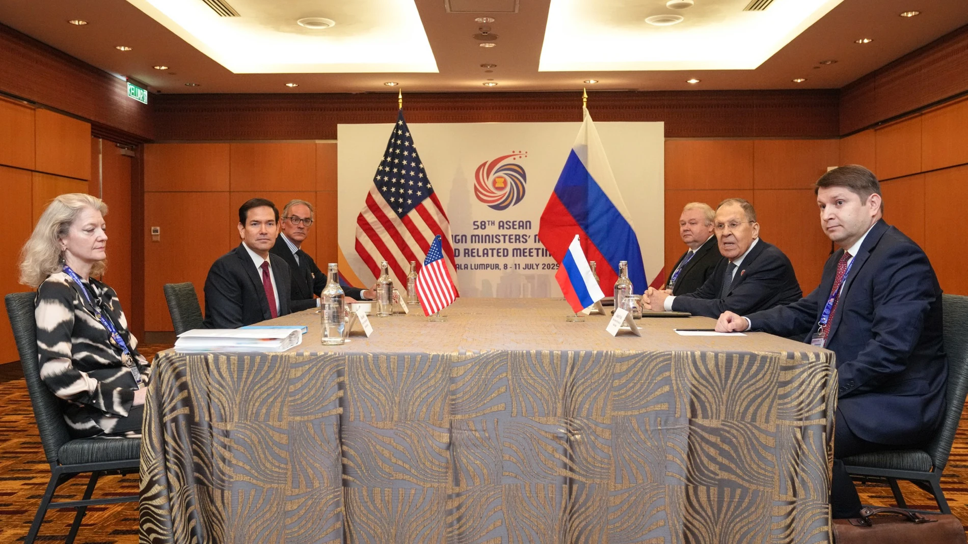 KUALA LUMPUR (MALASIA), 10/07/2025.- El ministro de Exteriores ruso, Serguéi Lavrov (2d), y el secretario de Estado de Estados Unidos, Marco Rubio (2i), durante la reunión que han mantenido este jueves en Kuala Lumpur. EFE/ Secretaría de Estado de EE.UU./Freddie Everett SOLO USO EDITORIAL/SOLO DISPONIBLE PARA ILUSTRAR LA NOTICIA QUE ACOMPAÑA (CRÉDITO OBLIGATORIO)