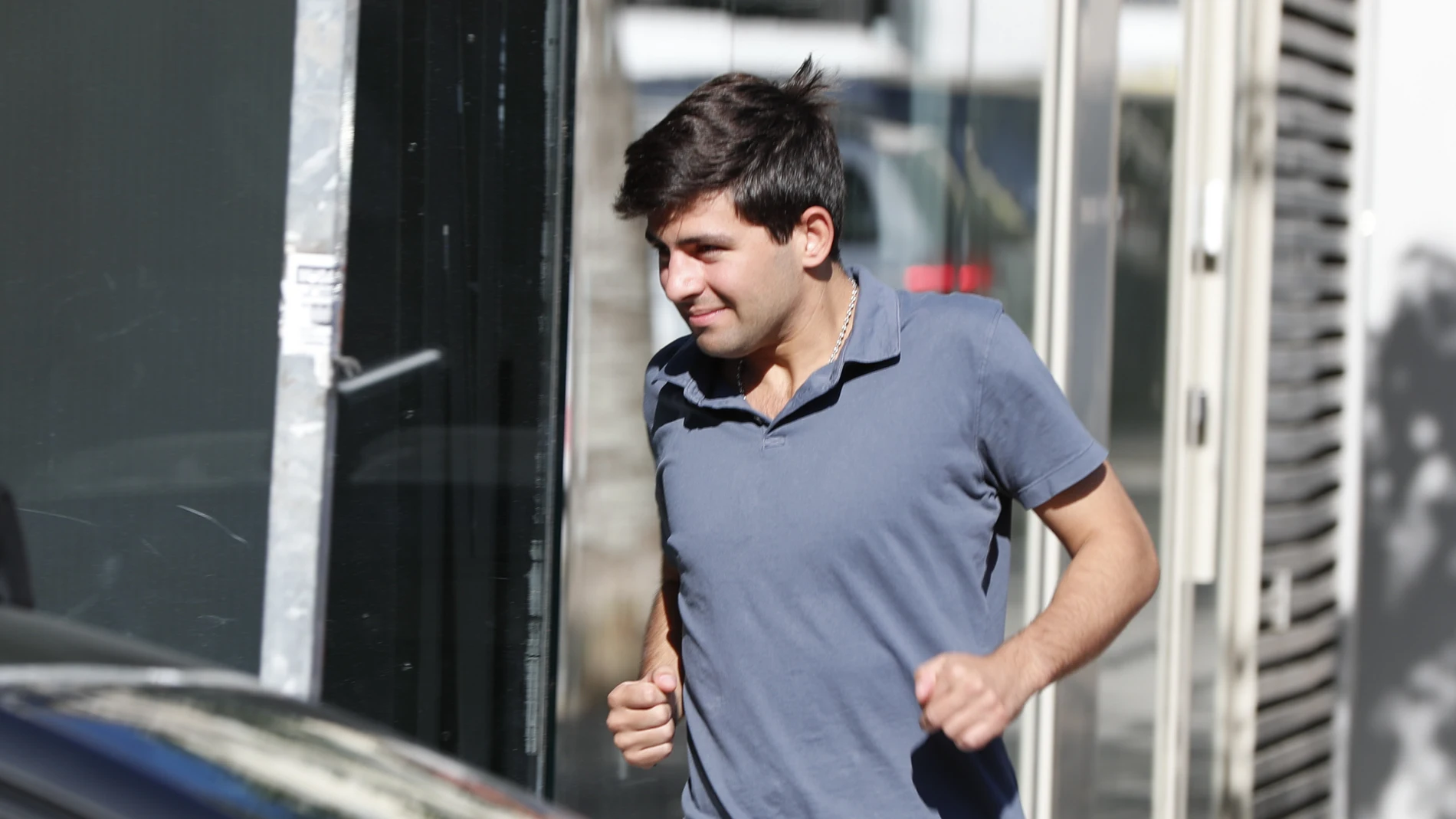 Juan Urquijo entrando al domicilio de José Luis Martínez-Almeida y su hermana Teresa