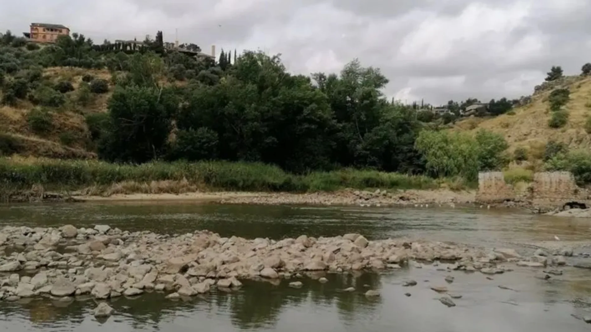 Imagen de archivo del río Tajo a su paso por Toledo con poca agua.