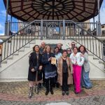 La alcaldesa de Pradoluengo, Susana María Díez, junto a la nueva familia instalada en el municipio
