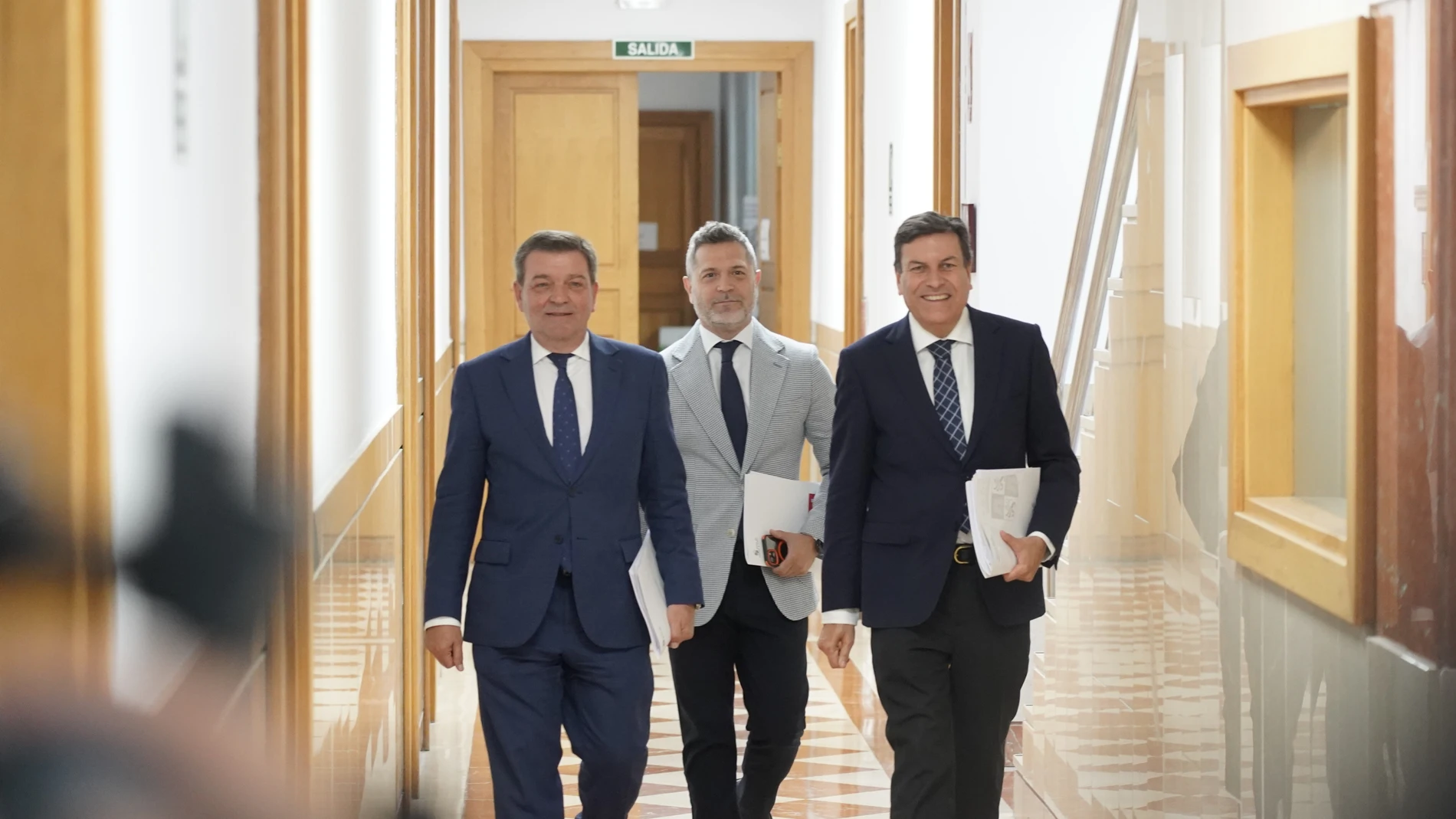 Los consejeros Luis Miguel González Gago y Carlos Fernández Carriedo, y el director de comunicación, Julio López, antes de explicar los acuerdos aprobados en el Consejo de Gobierno