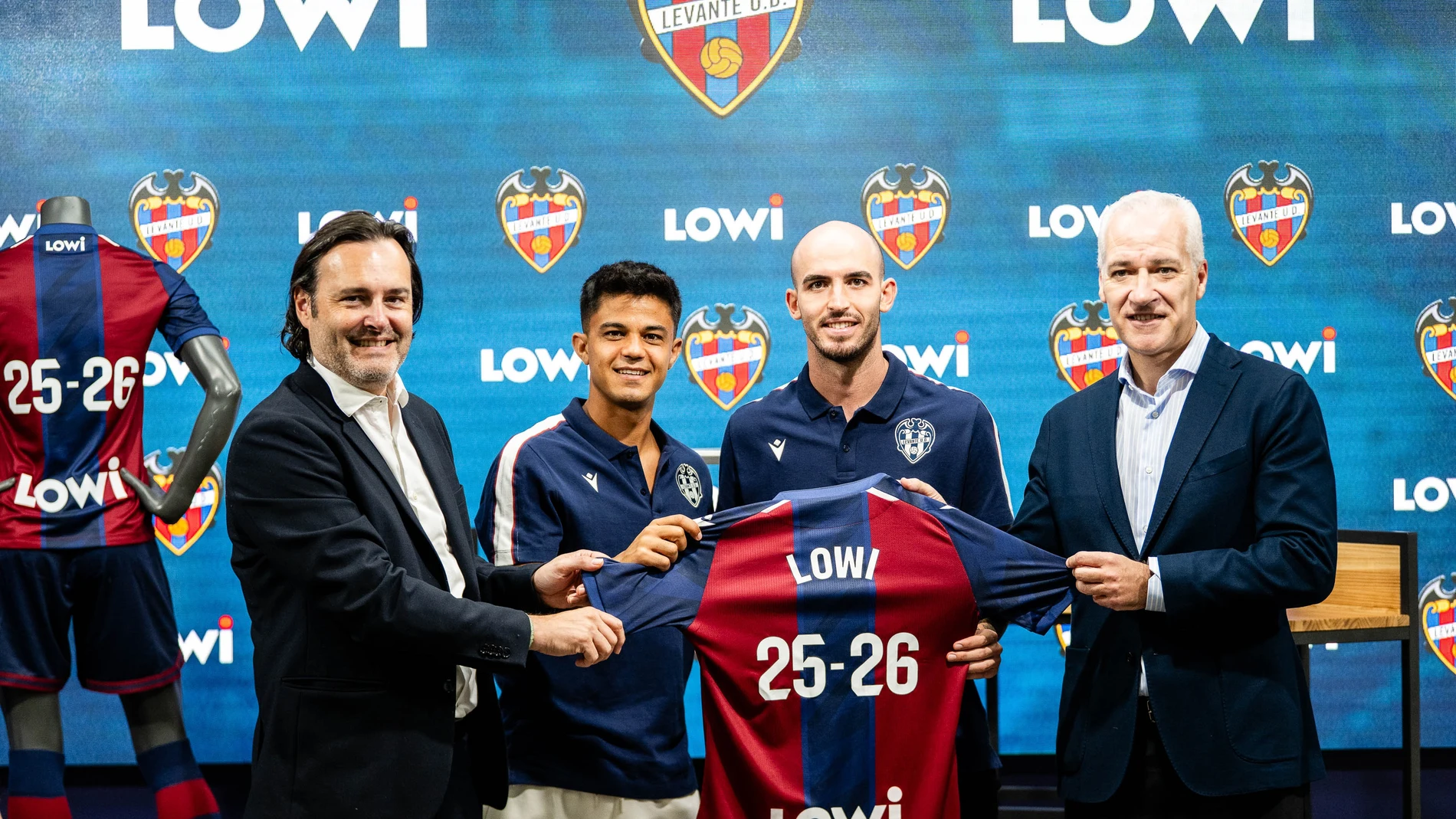 Foto de familia tras el acuerdo de patrocinio entre Lowi y el Levante UD REMITIDA / HANDOUT por LOWI Fotografía remitida a medios de comunicación exclusivamente para ilustrar la noticia a la que hace referencia la imagen, y citando la procedencia de la imagen en la firma 10/07/2025