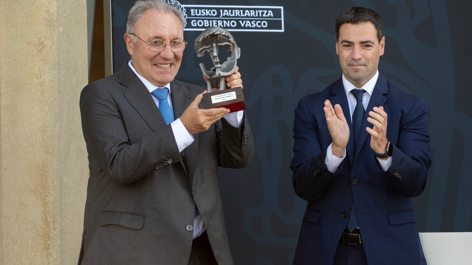 El presidente de Sidenor, José Antonio Jainaga (i), y el lehendakari, Imanol Pradales (d), durante el acto de entrega del premio ‘Joxe Mari Korta 2025’, en el Palacio Miramar, a 10 de julio de 2025, en San Sebastián, Guipúzcoa, País Vasco (España). El presidente de Sidenor, José Antonio Jainaga, ha sido galardonado con el premio 'Joxe Mari Korta 2025' por su compromiso con "el arraigo, la excelencia industrial, la apuesta por la innovación y la creación de empleo de calidad". El Gobierno Vasc...