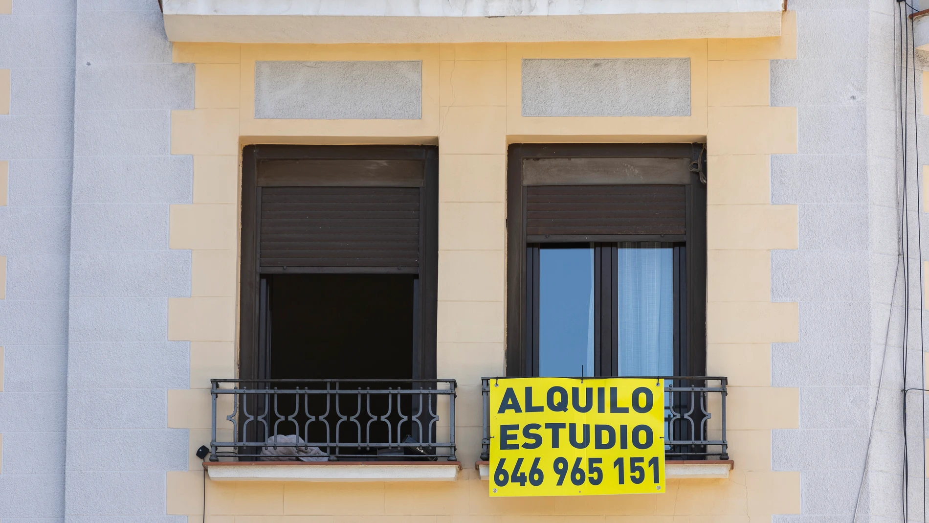 Cartel que anuncia alquiler de estudio en Madrid.