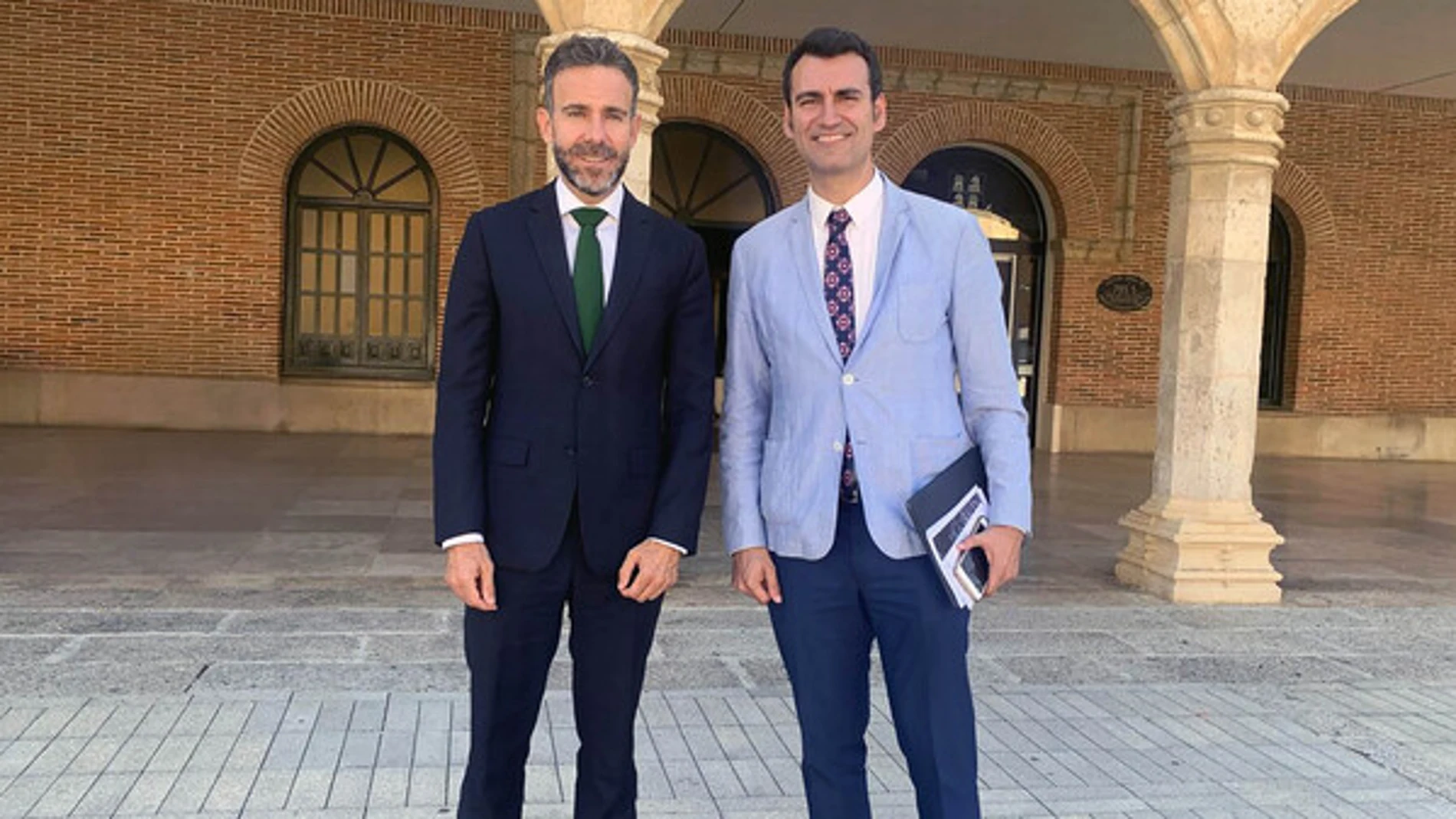 El rector, David García López, junto al alcalde de Medina de Rioseco, David Esteban Rodríguez, tras la inauguración del Curso