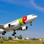 Economía/Transportes.- Portugal aprueba privatizar el 49,9% de TAP