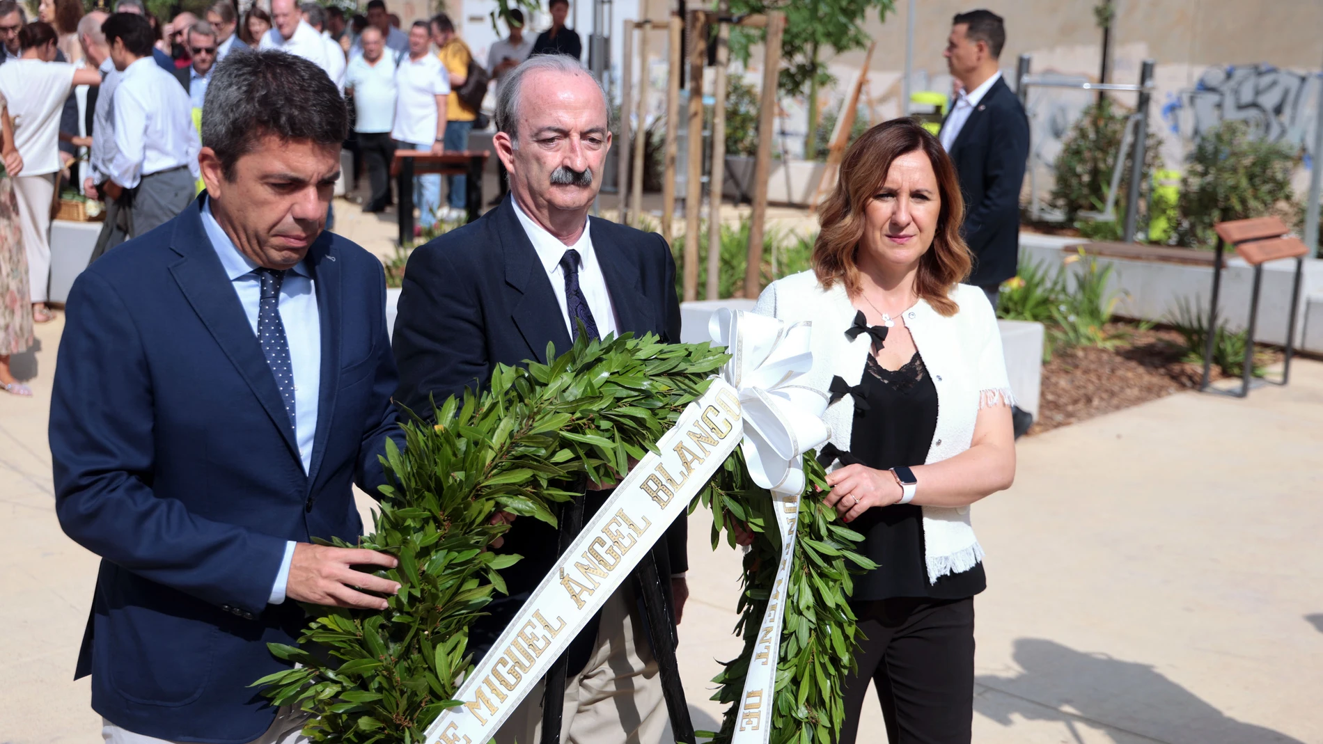 El presidente Mazón y la alcaldesa Catalá junto al hermano de José Edmundo Casañ