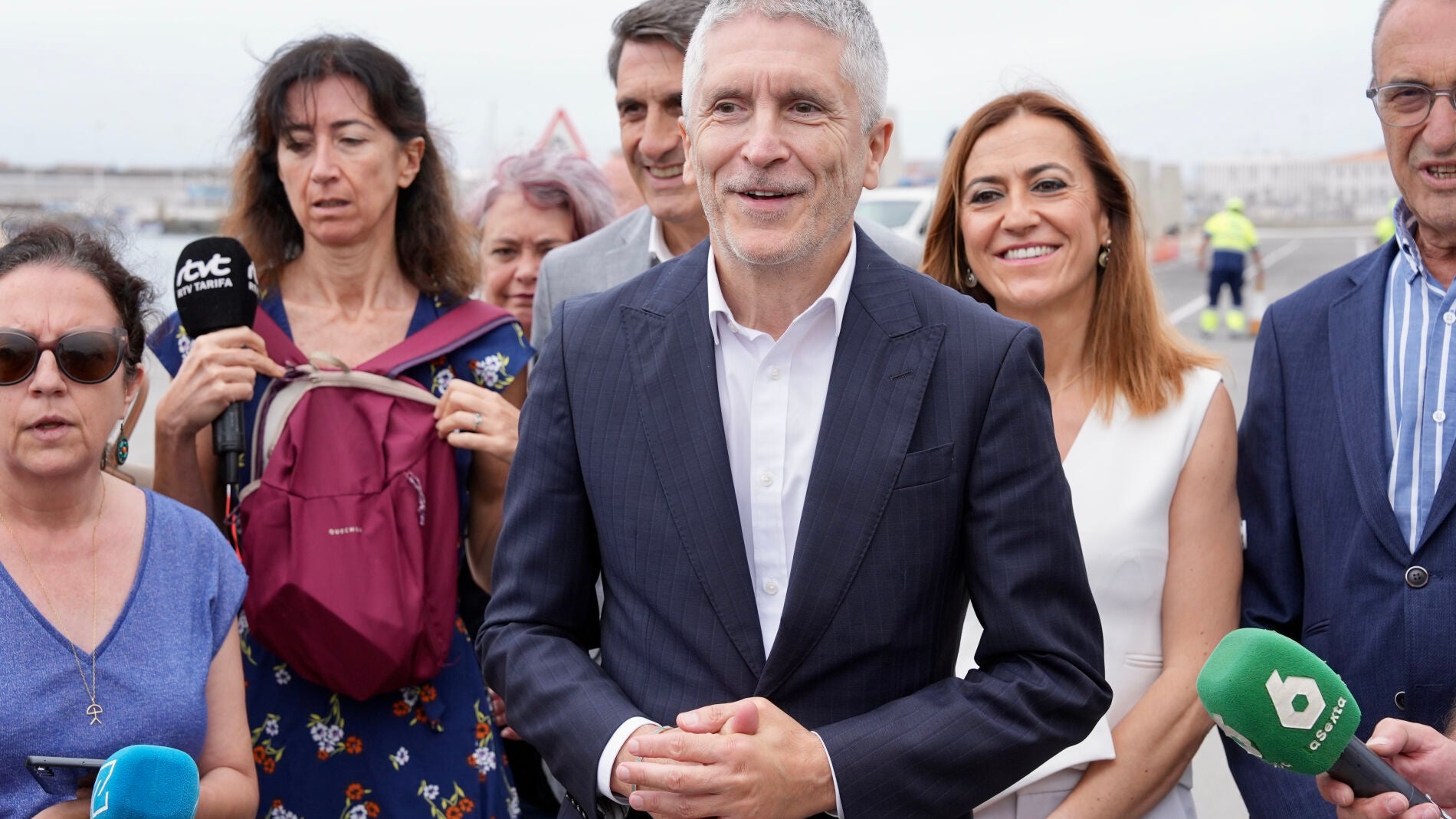 GRAFAND037. TARIFA (CÁDIZ), 10/07/2025.-El ministro del Interior, Fernando Grande-Marlaska, ha afirmado que el PP ha atravesado "líneas rojas de una gravedad manifiesta" en sus ataques el presidente del Gobierno, Pedro Sánchez, porque no tiene "proyecto para el país", este jueves durante una visita al dispositivo de la Operación Paso del Estrecho (OPE) del puerto de Tarifa (Cádiz). EFE/Román Ríos.