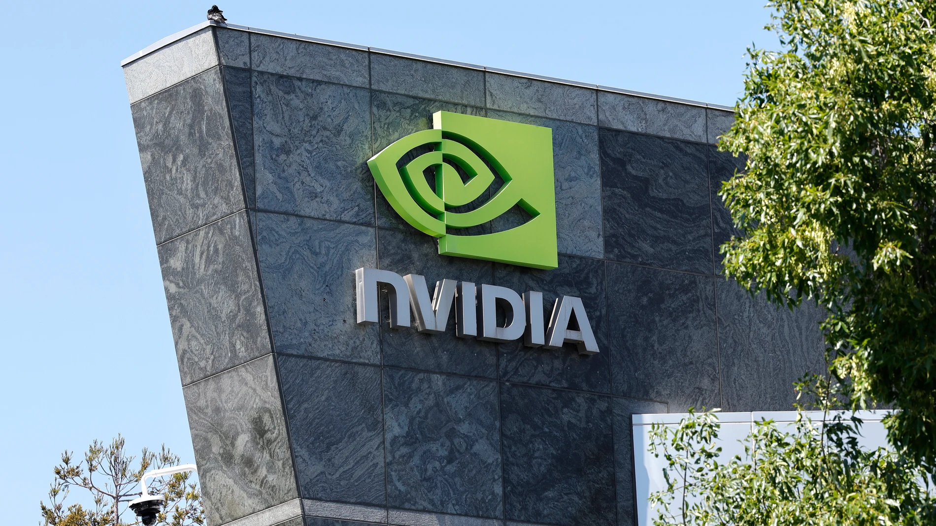 JGM18. BOGOTÁ (COLOMBIA), 10/07/2025.- Fotografía de archivo fechada el 28 de mayo de 2025 de la sede central de Nvidia Corporation en Santa Clara (Estados Unidos). El fabricante de chips Nvidia superó esta semana la barrera de los cuatro billones de dólares convirtiendose así en la compañía de mayor capitalización en bolsa, una cifra jamás lograda por otra compañía. EFE/ John G. Mabanglo /NO VENTAS ZONA EPA / ARCHIVO