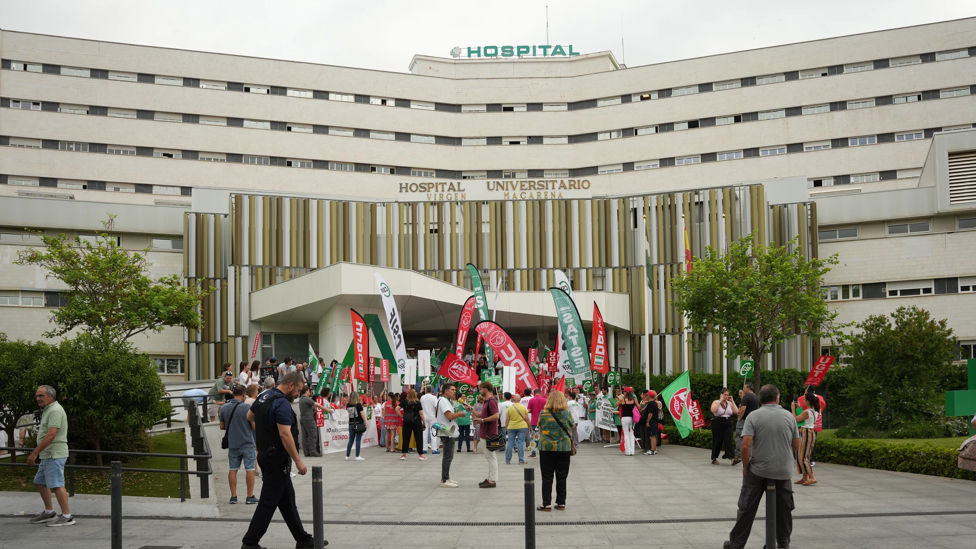 Numerosas personas se concentran para reclamar al SAS respeto al pacto de bolsa de empleo. A 10 de julio de 2025, en Sevilla (Andalucía, España). Los sindicatos CCOO, Satse, CSIF y UGT han convocado una concentración ante las puertas del Hospital Virgen Macarena para exigir al Servicio Andaluz de Salud (SAS) respeto al pacto de bolsa de empleo, que perjudica a miles de personas. 10 JULIO 2025 María José López / Europa Press 10/07/2025
