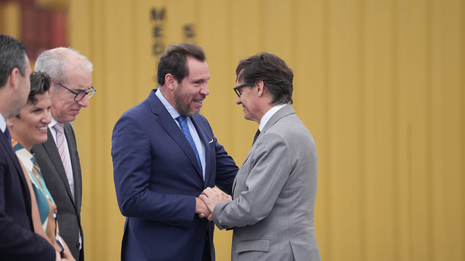 El ministro de Transportes, Óscar Puente (i) y el presidente de la Generalitat de Ctaaluña, Salvador Illa (d), durante la inauguración de la ampliación de la terminal Hutchison Ports BEST en el Puerto de Barcelona, a 10 de julio de 2025, en Barcelona, Cataluña (España). Esta ampliación supone un aumento del 25% en la capacidad de almacenaje de la terminal y la incorporación de nuevos bloques automatizados y grúas de última generación, consolidando a BEST como una de las infraestructuras portu...