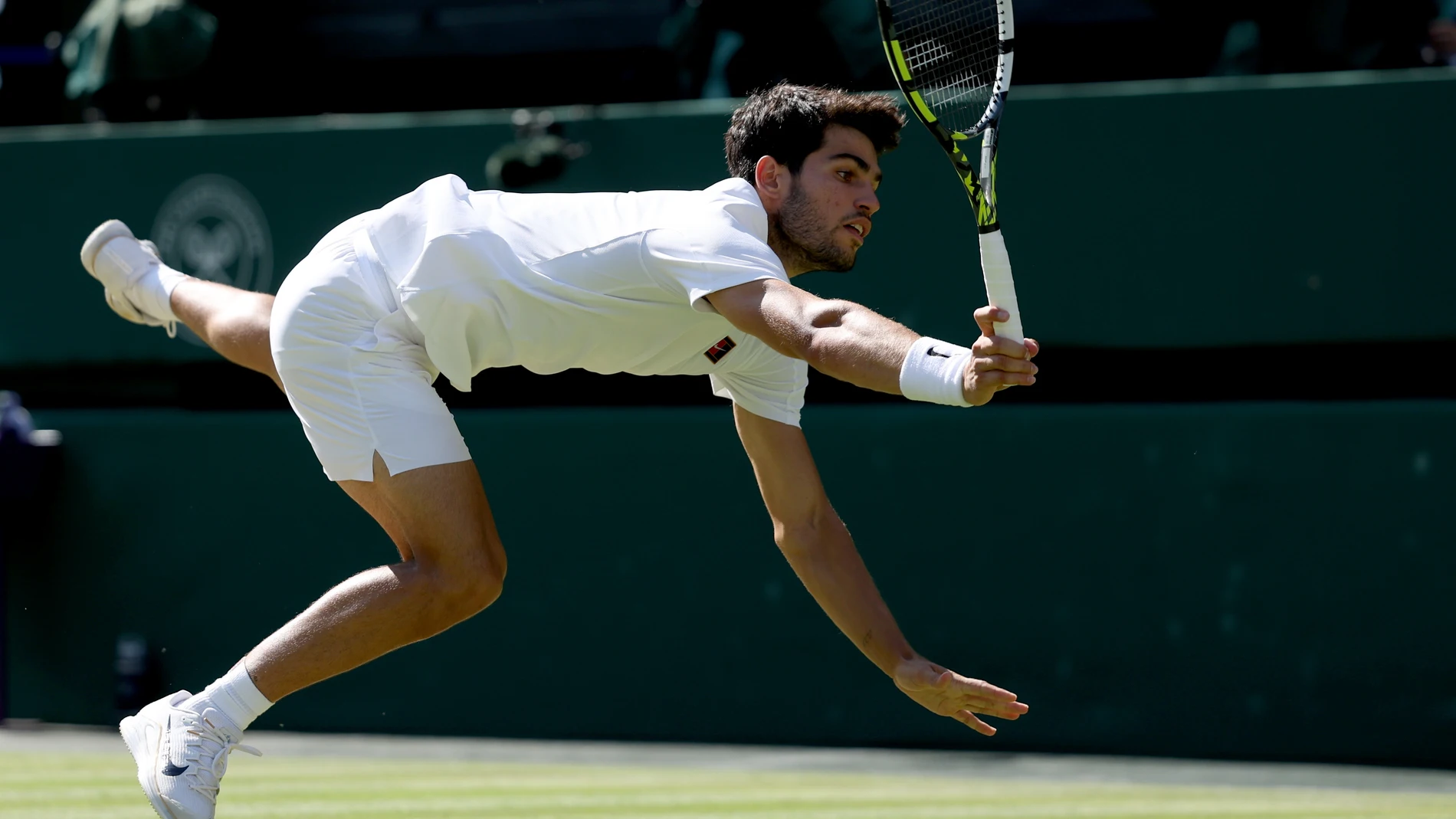 Wimbledon (United Kingdom), 11/07/2025.- Carlos Alcaraz of Spain in action during the Men's Singles semi-finals match against Taylor Fritz of the USA at the Wimbledon Championships, Wimbledon, Britain, 11 July 2025. (Tenis, España, Reino Unido) EFE/EPA/NEIL HALL EDITORIAL USE ONLY