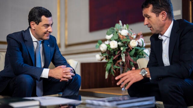 Moreno se reúne con el presidente ejecutivo de INDRA, Ángel Escribano, en Sevilla