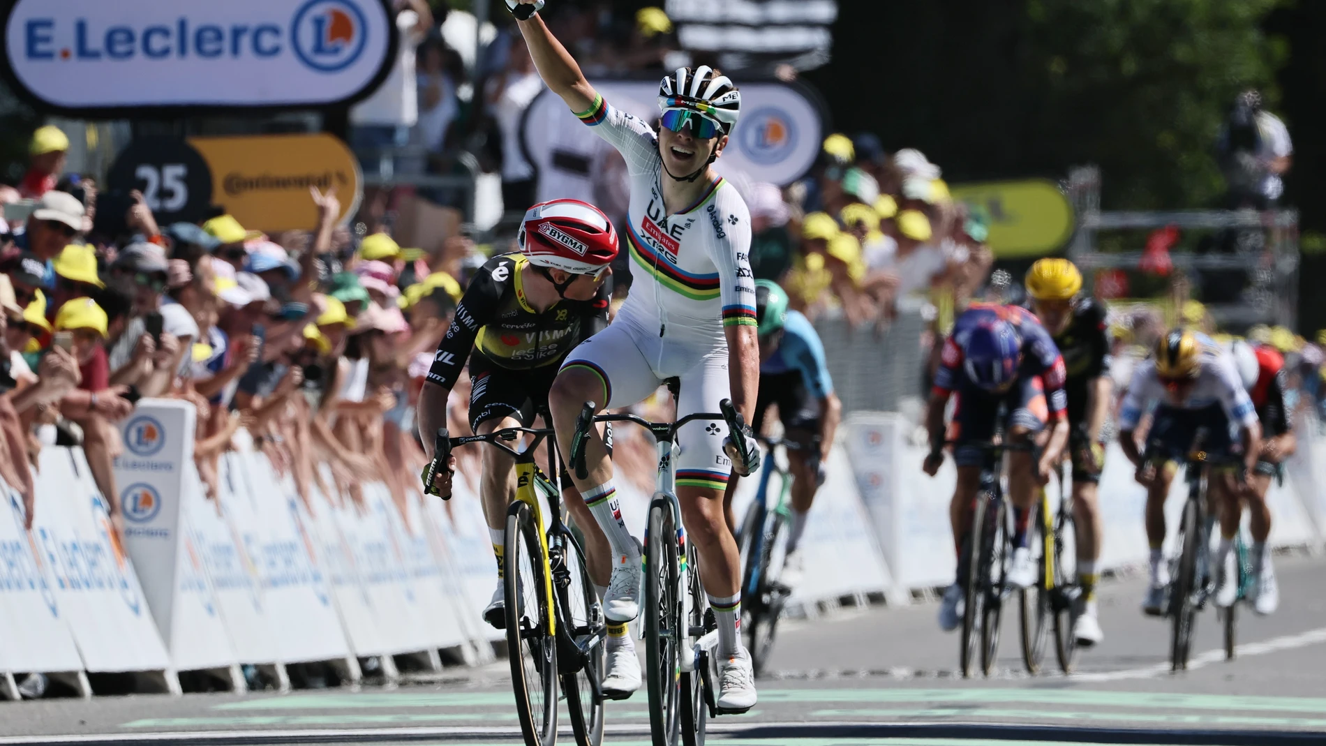 Mur-de-Bretagne (France), 11/07/2025.- Slovenian rider Tadej Pogacar of UAE Team Emirates celebrates after winning the 7th stage of the Tour de France cycling race over 197km from Saint Malo to Mur-de-Bretagne, France, 11 July 2025. (Ciclismo, Francia) EFE/EPA/CHRISTOPHE PETIT TESSON