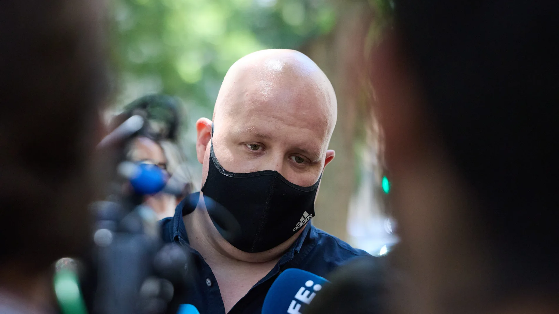 El empresario Álvaro Romillo, alias 'CryptoSpain', ofrece declaraciones a la prensa al salir de declarar en el Tribunal Supremo, a 11 de julio de 2025, en Madrid (España). El magistrado del Tribunal Supremo (TS) Julián Sánchez Melgar ha citado al líder de Se Acabó La Fiesta (SALF) y eurodiputado, Luis 'Alvise' Pérez, y al empresario Álvaro Romillo, alias 'CryptoSpain', por la presunta financiación ilegal del partido. El instructor dio este paso en el marco de la causa abierta por los 100.000 ...