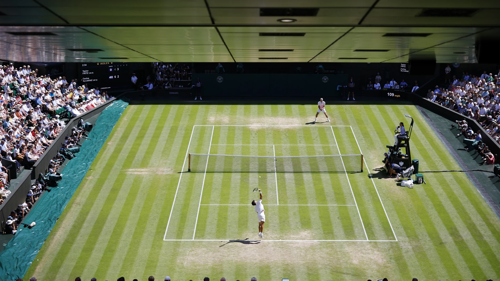 Wimbledon (United Kingdom), 11/07/2025.- Carlos Alcaraz of Spain (front) in action during the Men's Singles semi-finals match against Taylor Fritz of the USA at the Wimbledon Championships, Wimbledon, Britain, 11 July 2025. (Tenis, España, Reino Unido) EFE/EPA/TOLGA AKMEN EDITORIAL USE ONLY