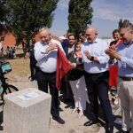 Los alcaldes Jesús Julio Carnero y Alberto Redondo inauguran, junto a Javier Mínguez, el carril bici que unirá Valladolid y La Cistérniga