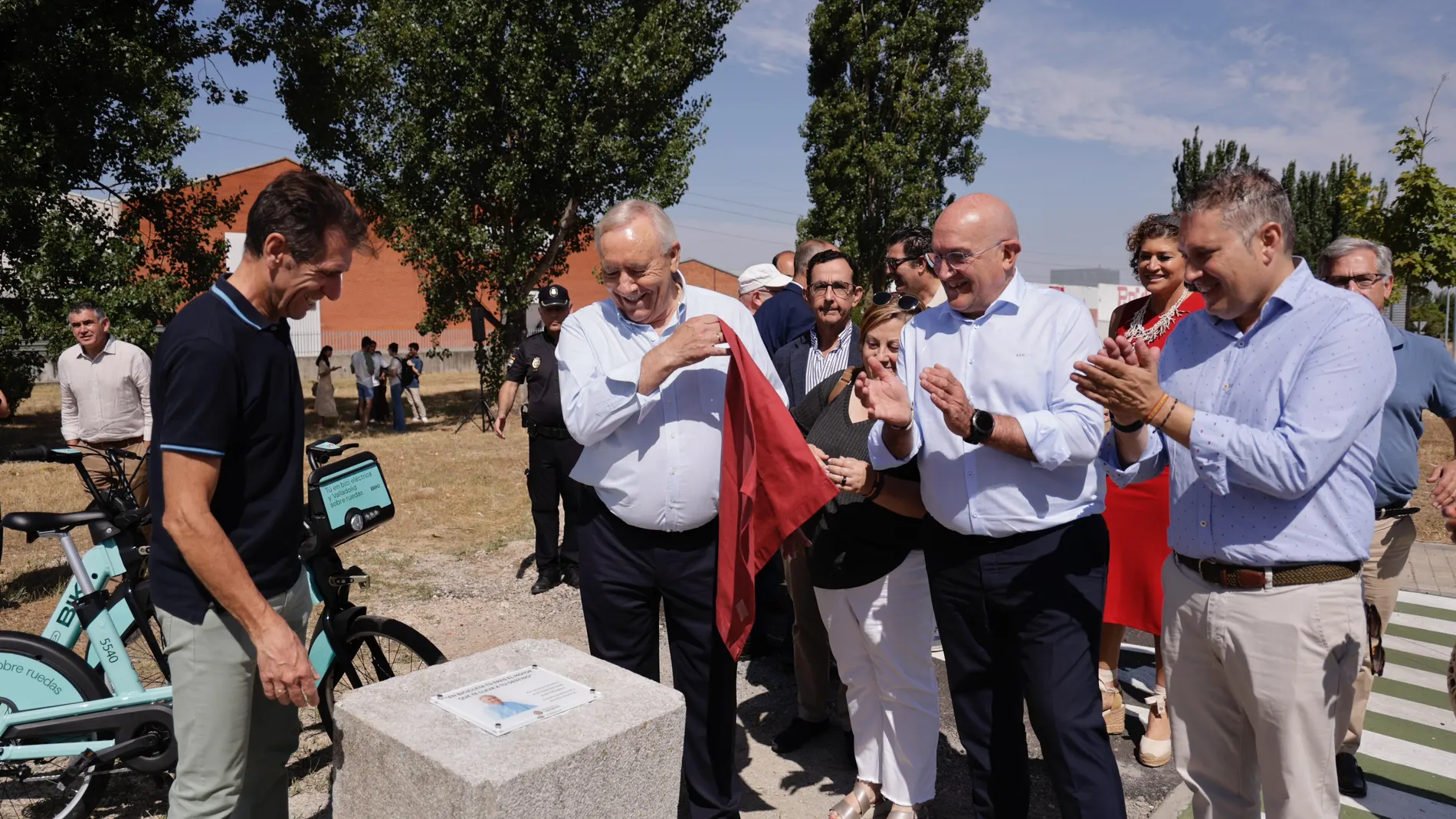 Los alcaldes Jesús Julio Carnero y Alberto Redondo inauguran, junto a Javier Mínguez, el carril bici que unirá Valladolid y La Cistérniga