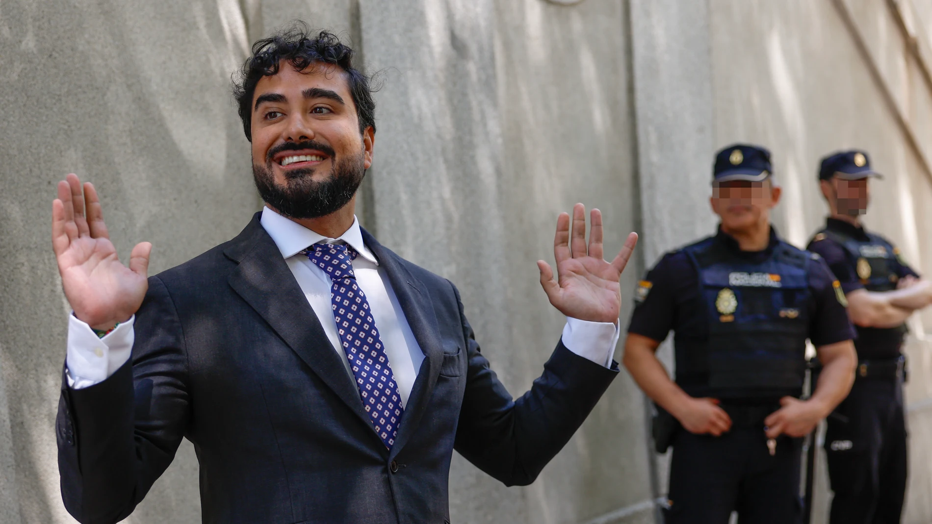 MADRID, 11/07/2025.- El eurodiputado Luis Pérez Fernández 'Alvise' atiende a la prensa tras comparecer ante el juez en el Tribunal Supremo este viernes. EFE/ Mariscal