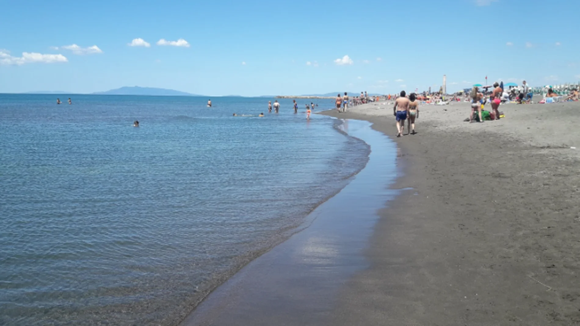 Muere un adolescente en Italia tras quedar sepultado en la playa por el agujero que había cavado con sus hermanos