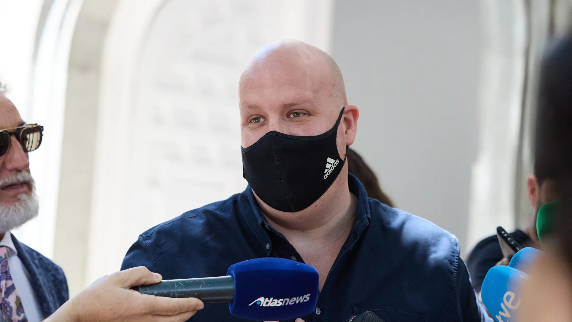 El empresario Álvaro Romillo, alias 'CryptoSpain', ofrece declaraciones a la prensa al salir de declarar en el Tribunal Supremo, a 11 de julio de 2025, en Madrid (España). El magistrado del Tribunal Supremo (TS) Julián Sánchez Melgar ha citado al líder de Se Acabó La Fiesta (SALF) y eurodiputado, Luis 'Alvise' Pérez, y al empresario Álvaro Romillo, alias 'CryptoSpain', por la presunta financiación ilegal del partido. El instructor dio este paso en el marco de la causa abierta por los 100.000 ...