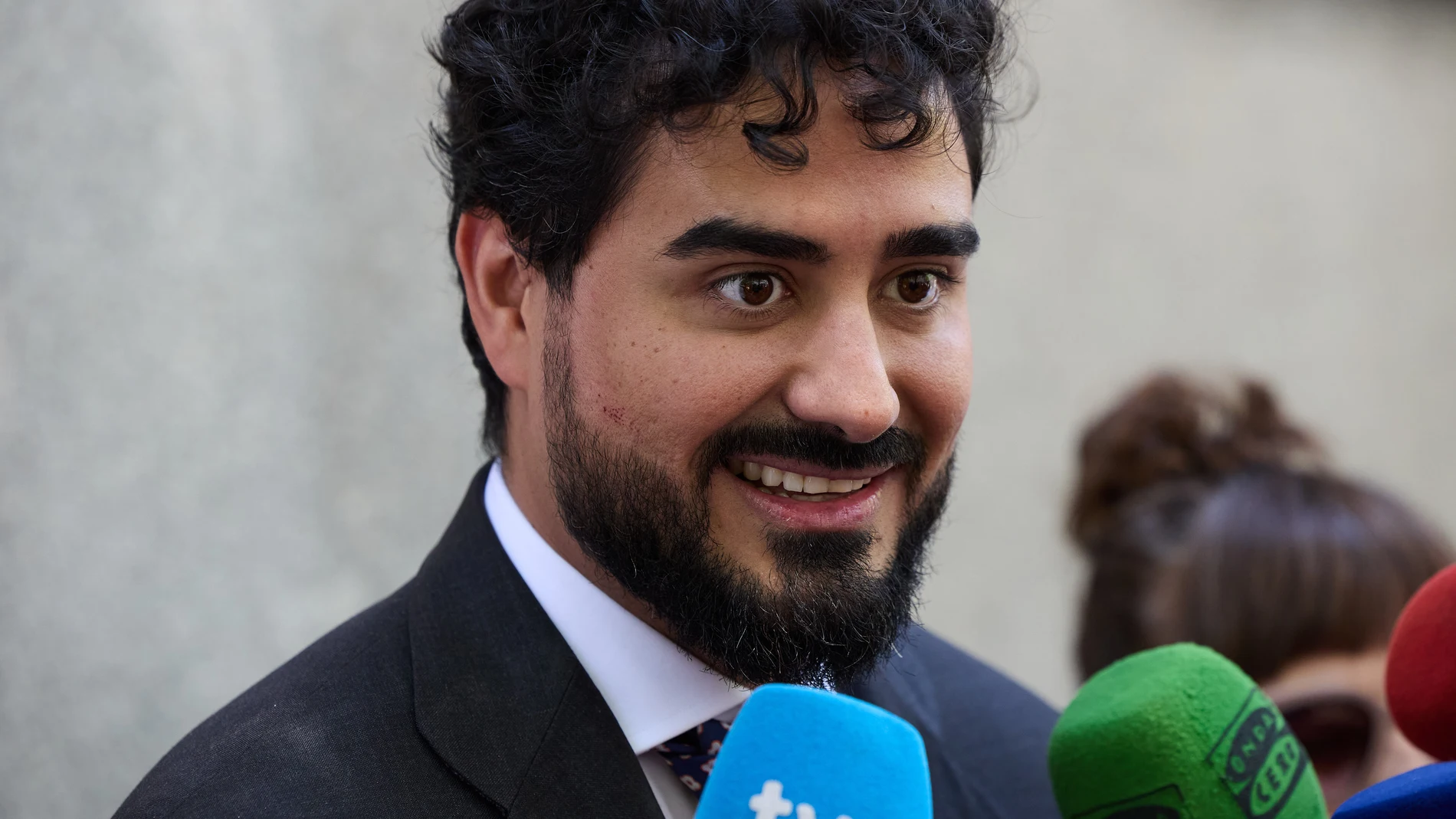 El líder de Se Acabó La Fiesta (SALF) y eurodiputado, Luis 'Alvise' Pérez, al salir de declarar en el Tribunal Supremo, a 11 de julio de 2025, en Madrid (España). El magistrado del Tribunal Supremo (TS) Julián Sánchez Melgar ha citado al líder de Se Acabó La Fiesta (SALF) y eurodiputado, Luis 'Alvise' Pérez, y al empresario Álvaro Romillo, alias 'CryptoSpain', por la presunta financiación ilegal del partido. El instructor dio este paso en el marco de la causa abierta por los 100.000 euros que...