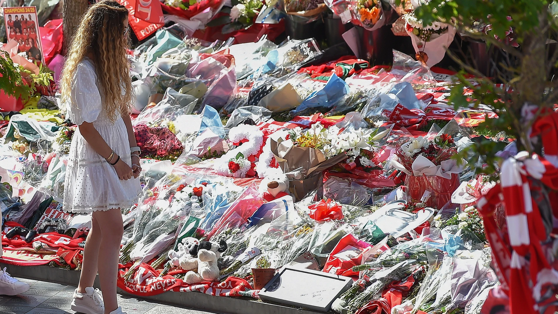 LIVERPOOL (United Kingdom), 11/07/2025.- Rute Cardoso, widow of late Portuguese footballer Diogo Jota, views tributes to the soccer player at Anfield, the home of Liverpool FC, in Liverpool, Britain, 11 July 2025. Jota died in a car accident in Spain together with his brother Andre Silva on 03 July 2025. (España, Reino Unido) EFE/EPA/PETER POWELL