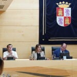 La consejera de Educación, Rocío Lucas, comparece en las Cortes para informar sobre dos sentencias relativas a la carrera profesional del personal docente y la jornada lectiva del cuerpo de profesores de Formación Profesional (FP)