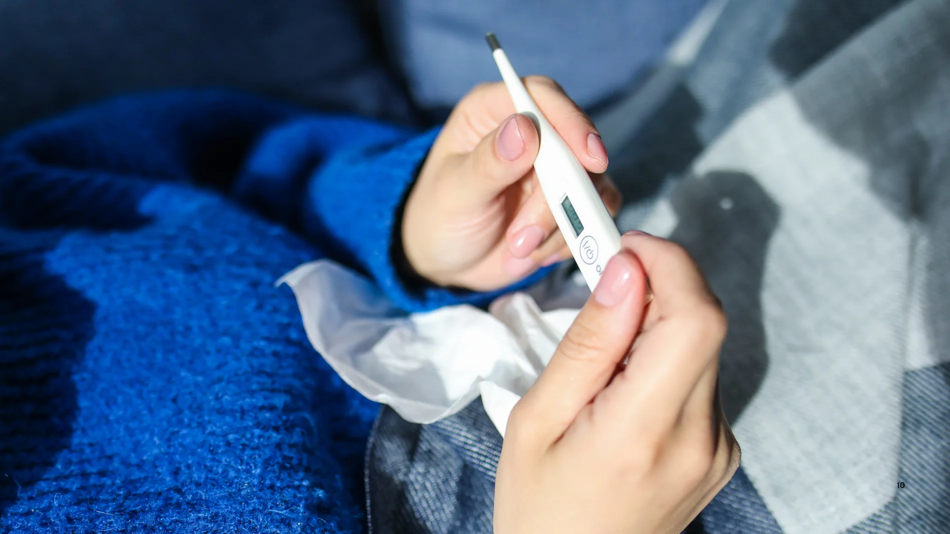Una persona enferma utiliza un termómetro