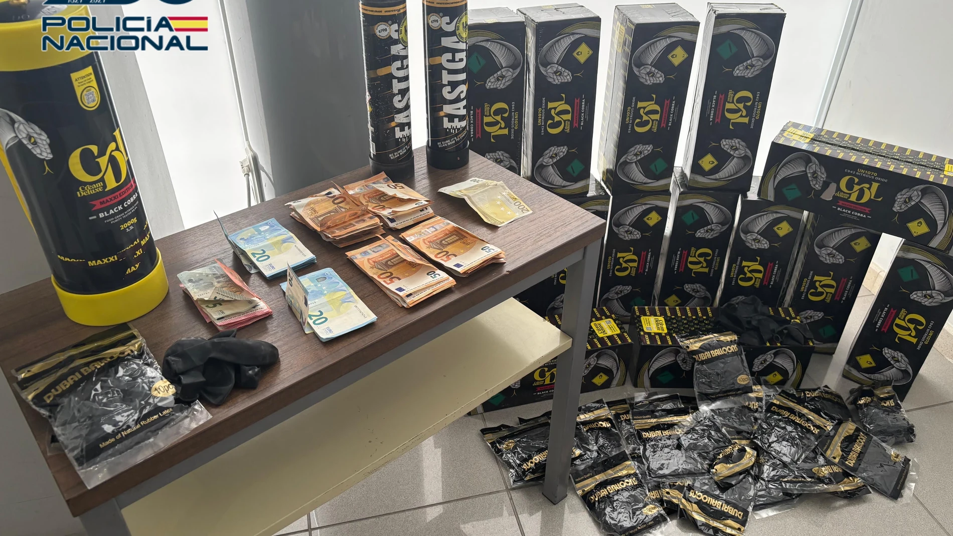 Botellas de gas de la risa incautadas en una operación policial en Ronda REMITIDA / HANDOUT por POLICÍA NACIONAL Fotografía remitida a medios de comunicación exclusivamente para ilustrar la noticia a la que hace referencia la imagen, y citando la procedencia de la imagen en la firma 11/07/2025