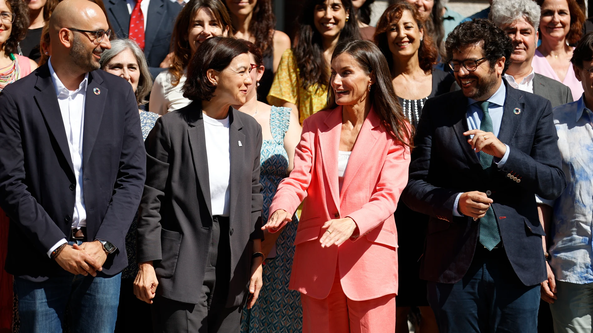 La Reina Letizia posa en la foto de familia tras visitar las instalaciones de la agencia Española de Cooperación Internacional para el Desarrollo (AECID), a 11 de julio de 2025, en Madrid (España). 11 JULIO 2025 Antonio Gutiérrez / Europa Press 11/07/2025
