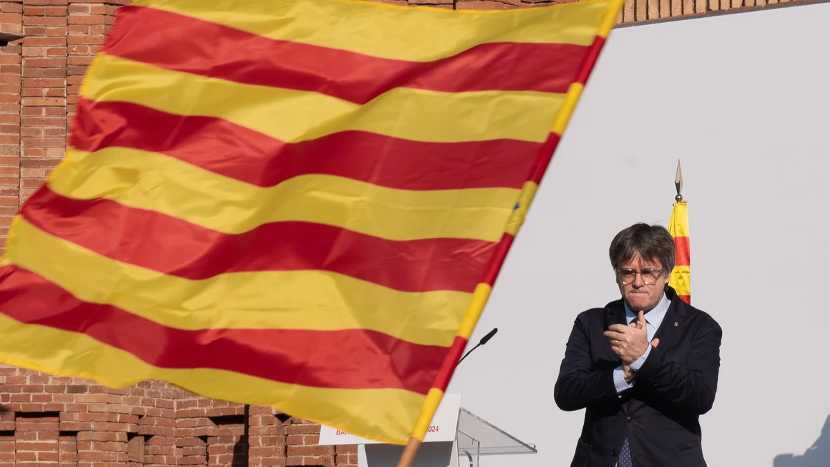 El expresidente de la Generalitat de Catalunya Carles Puigdemont aplaude durante un acto de bienvenida organizado por entidades independentistas en el paseo Lluís Companys, a 8 de agosto de 2024, en Barcelona.