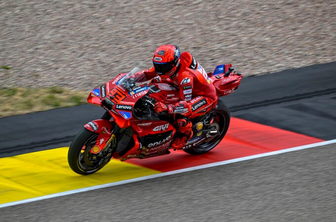 La lluvia no detiene a Marc Márquez en Alemania