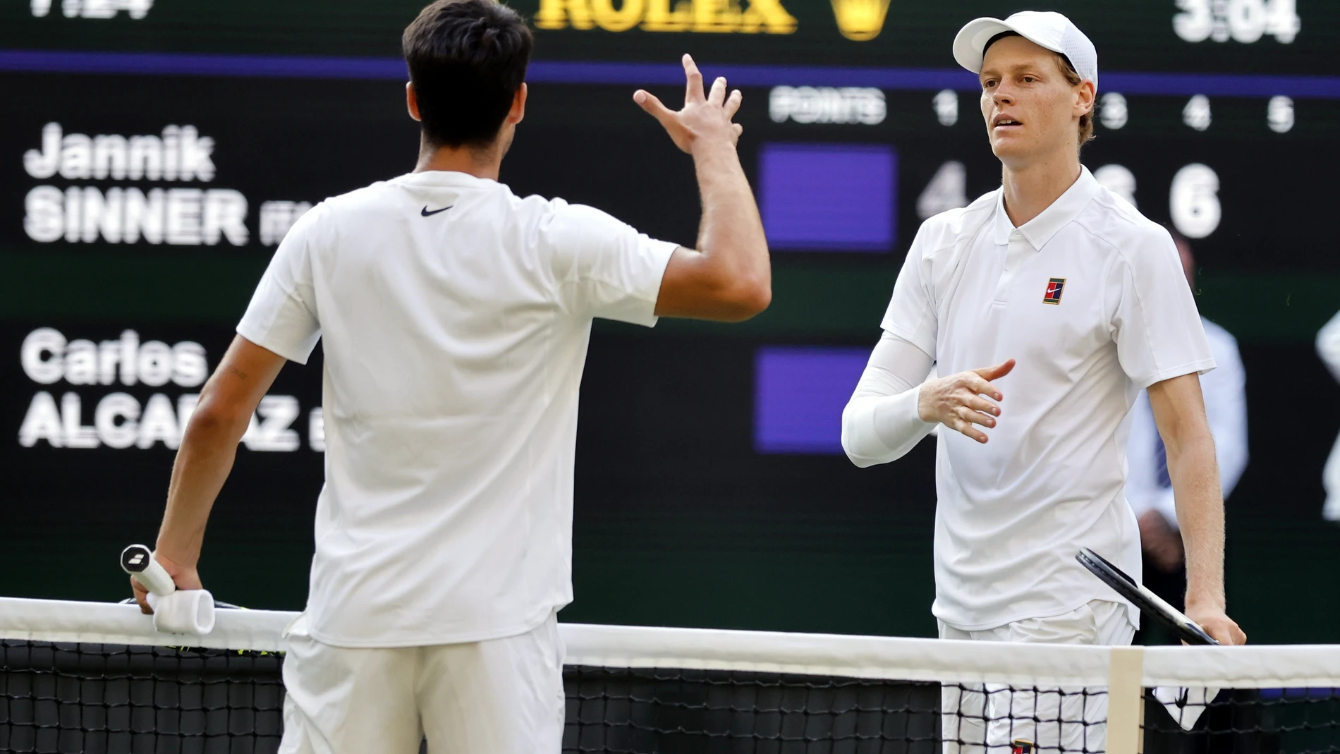 Wimbledon (United Kingdom), 13/07/2025.- Jannik Sinner of Italy (R) celebrates winning the Men's Singles final match as he shake hands Carlos Alcaraz of Spain at the Wimbledon Championships, Wimbledon, Britain, 13 July 2025. (Tenis, Italia, España, Reino Unido) EFE/EPA/TOLGA AKMEN EDITORIAL USE ONLY