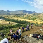  Vecinos de Villamanín, Sangre Minera y Ruinas León trabajan en la rehabilitación de las trincheras de la Guerra Civil de la Tercia