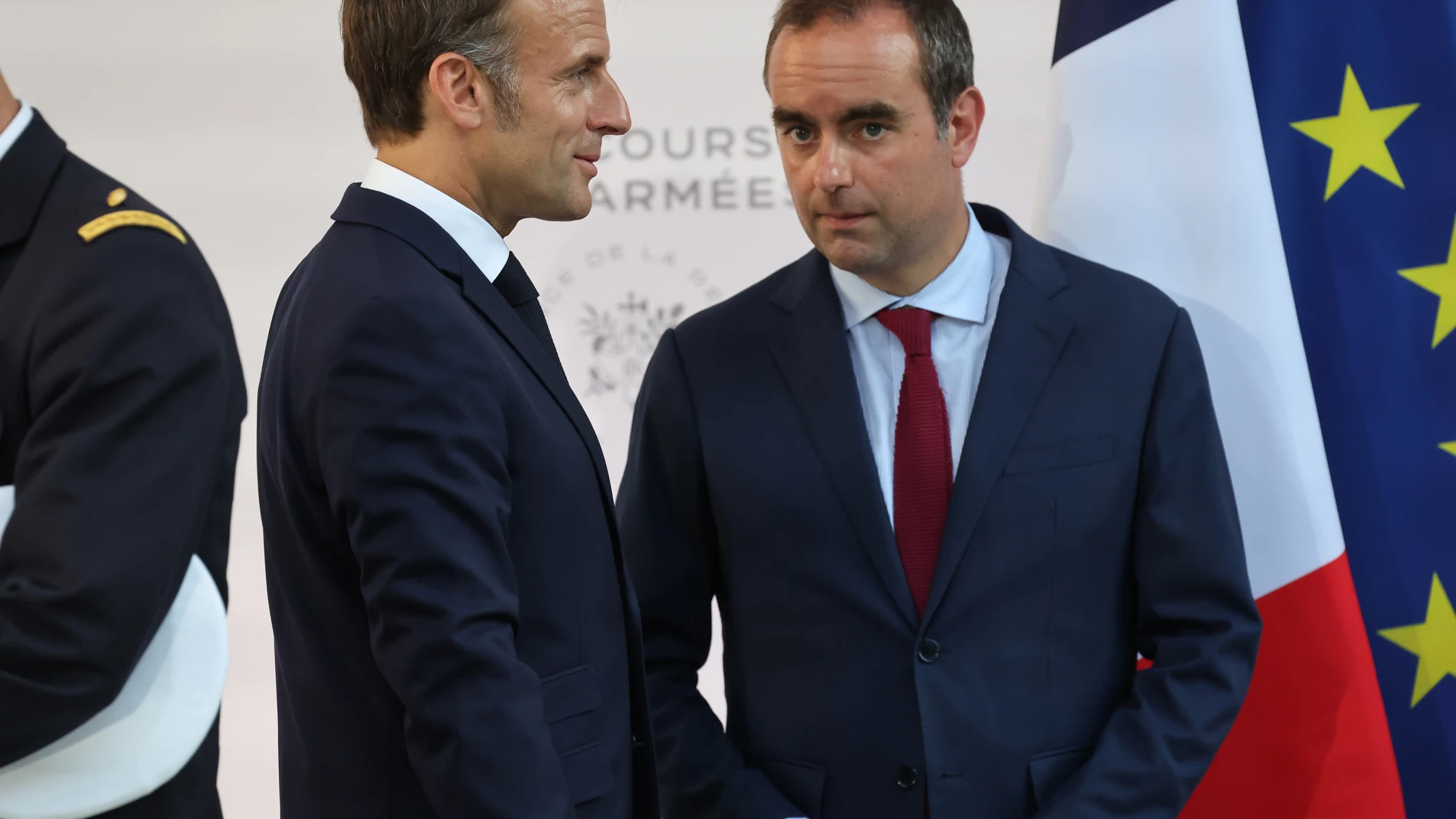 Paris (France), 13/07/2025.- French President Emmanuel Macron (L) speaks with France's Minister of Armed Forces Sebastien Lecornu (R) after delivering a speech to army leaders on the eve of the annual Bastille Day Parade, at the l’Hotel de Brienne in Paris, France, 13 July 2025. (Francia) EFE/EPA/LUDOVIC MARIN / POOL MAXPPP OUT