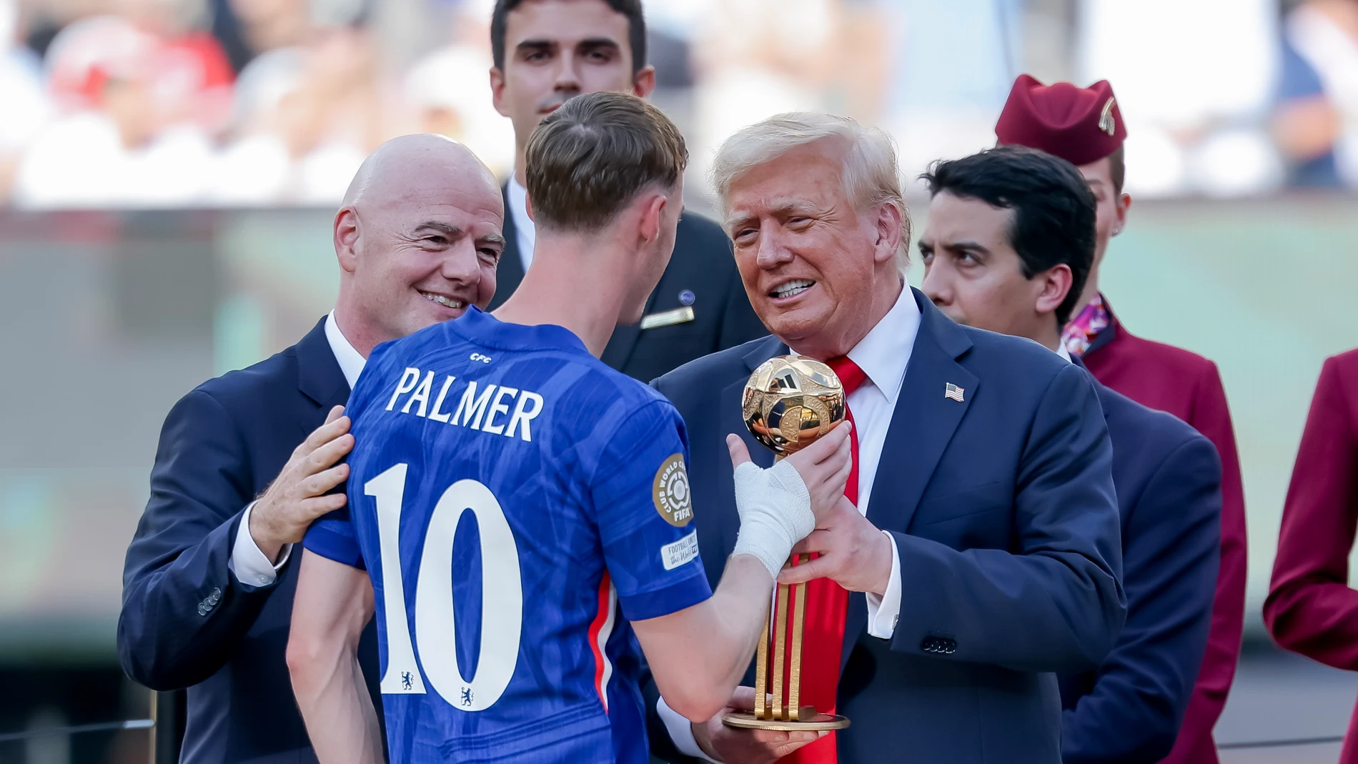 EAST RUTHERFORD (United States), 14/07/2025.- Cole Palmer (C) of Chelsea accepts the Adidas Golden Ball award from US President Donald Trump (R) and FIFA President Gianni Infantino (L) after the FIFA Club World Cup 2025 final match between Chelsea FC and Paris Saint-Germain, in East Rutherford, New Jersey, USA, 13 July 2025. (Mundial de Fútbol) EFE/EPA/JUSTIN LANE