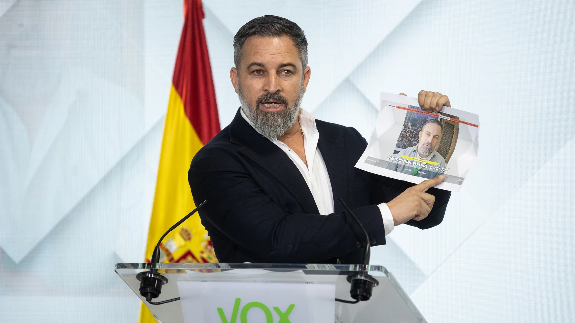 El presidente de VOX, Santiago Abascal, durante una rueda de prensa, en la sede VOX, a 14 de julio de 2025, en Madrid (España). Durante la rueda de prensa, Abascal, ha informado sobre los altercados de las últimas noches en Torre-Pacheco (Murcia) que se han saldado con un total de ocho detenidos. Estos hechos se producen tras la agresión a un anciano el pasado 9 de julio. 14 JULIO 2025;ABASCAL;MURCIA;ALTERCADOS;TORRE `PACHECO;MIGRANTES;MAGREBIES;EXTREMA DERECHA Alejandro Martínez Vélez / Eu...